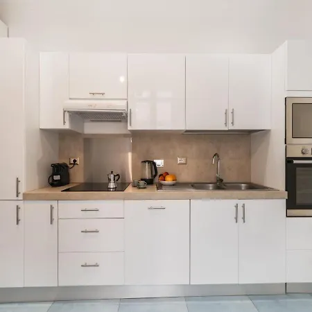 Aparthotel The Rent - Bright Flat Near San Pietro *