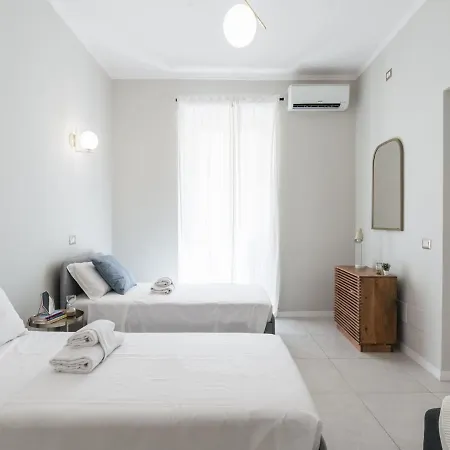 The Rent - Bright Flat Near San Pietro Aparthotel