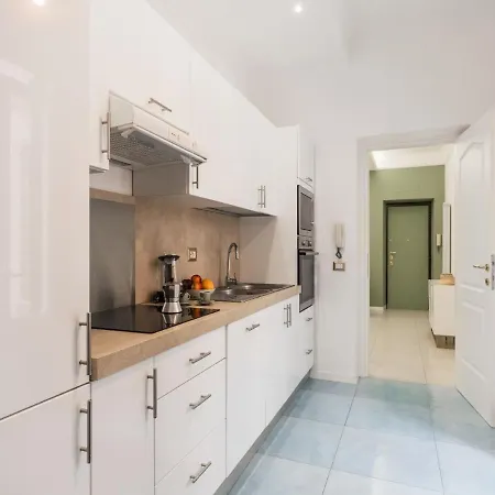Aparthotel The Rent - Bright Flat Near San Pietro